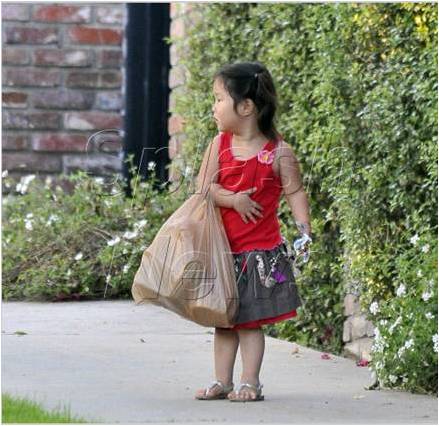 Katherine Heigl Daughter April 2012 fashion photo