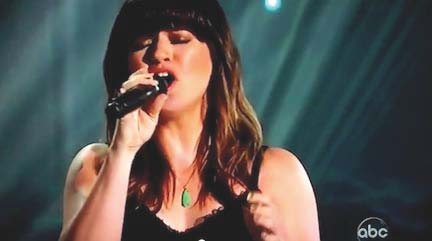 Kelly Clarkson on Stage Duets Wearing Ista Jewelry